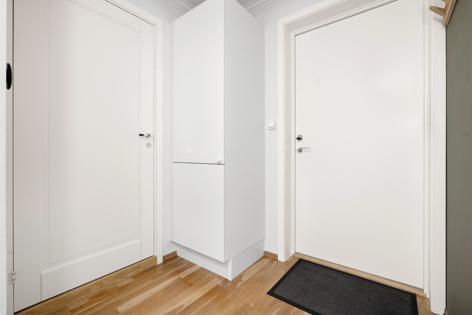 Romslig og innbydende entré med god plass til garderobeskap. Galleribilde