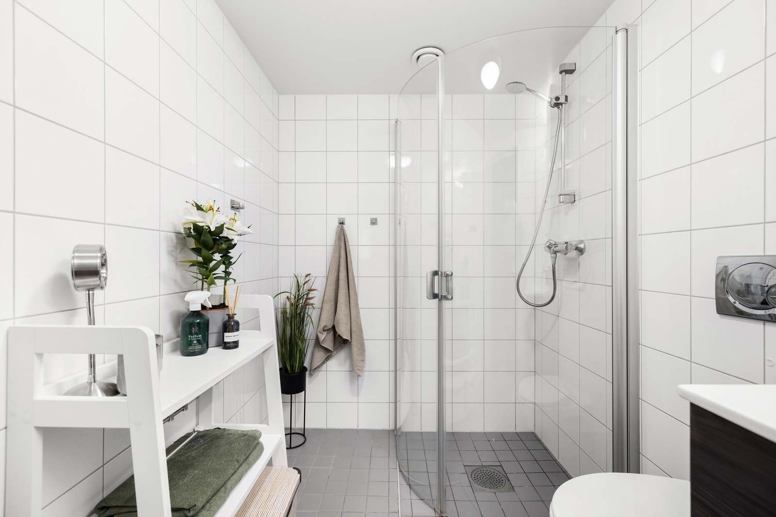 Badet ble oppgradert med ny servant med tilhørende innredning i 2019. Galleribilde