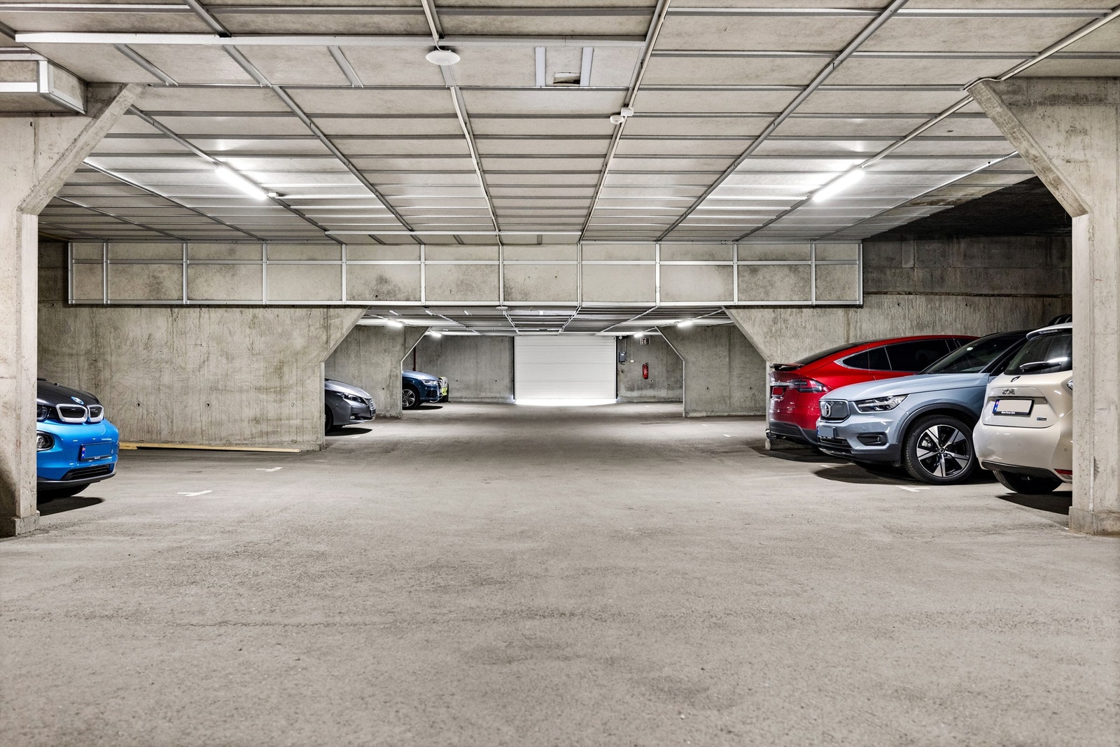 Det medfølger en parkeringsplass i felles garasjeanlegg med elbil-lader merket med 103 . Galleribilde