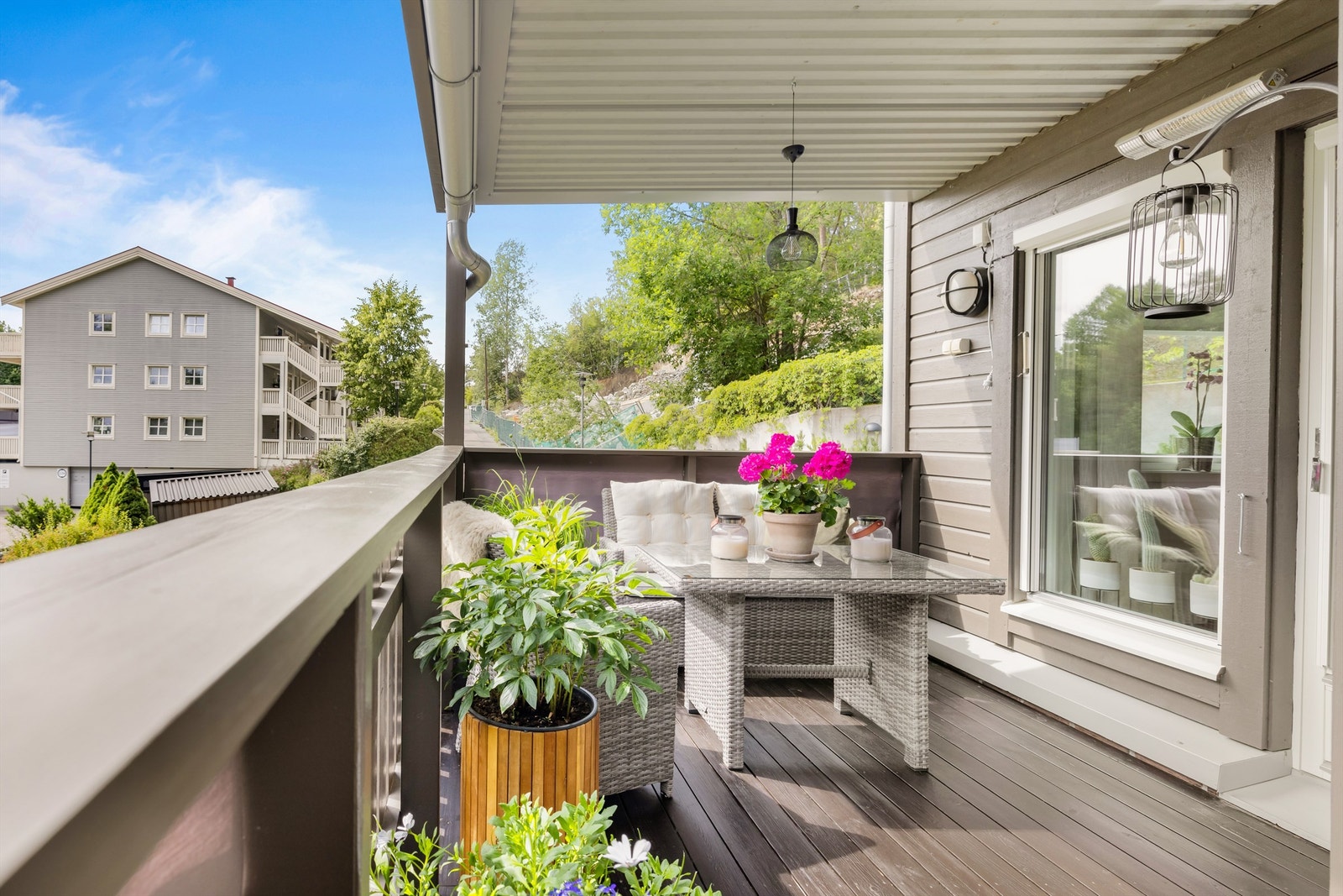 Det er belysning, varmelampe og stikkontakter på balkongen. Galleribilde