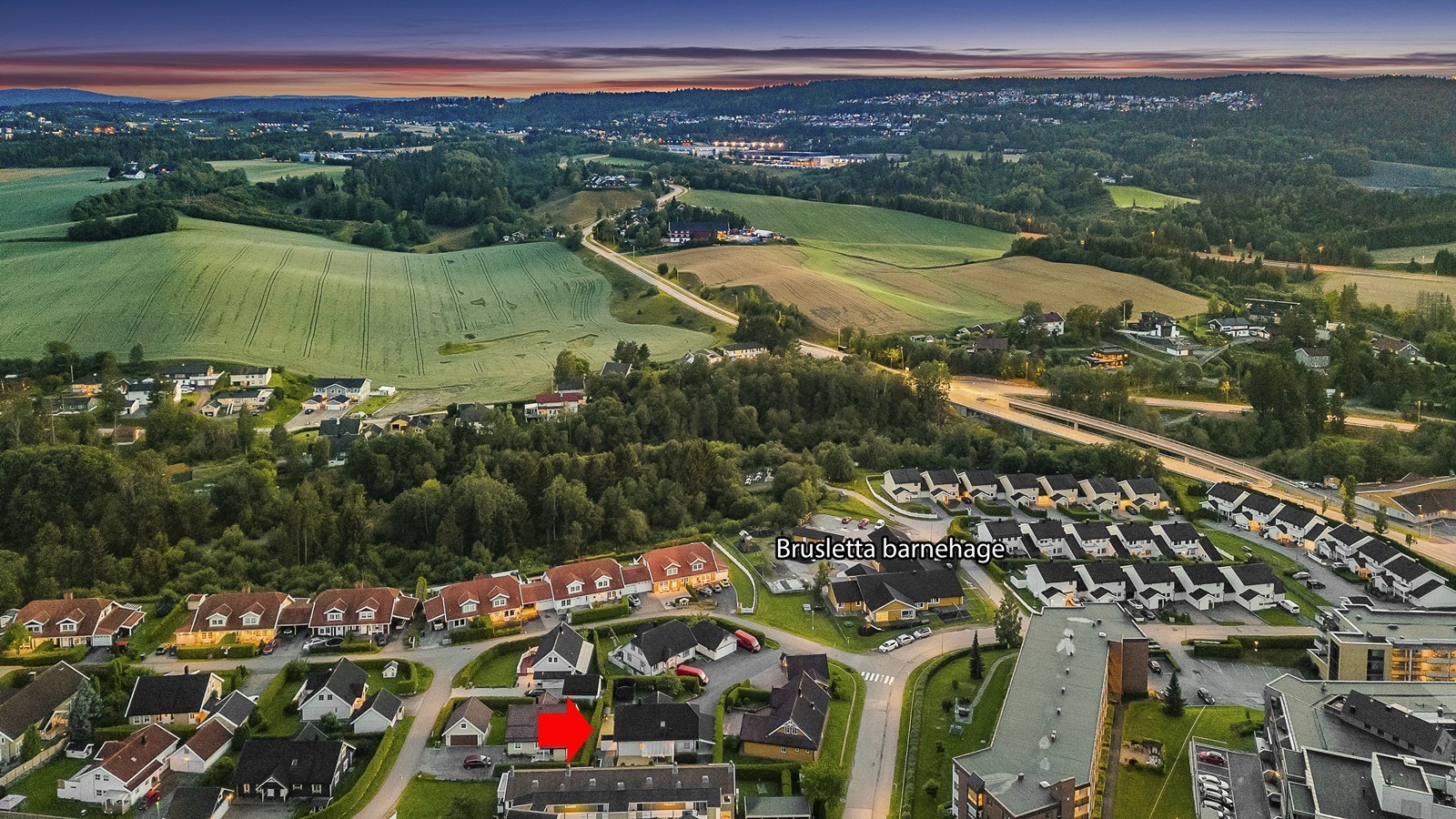 Brusletta barnehage er en av naboene. Dette er et ypperlig strøk for barnefamilien! Galleribilde