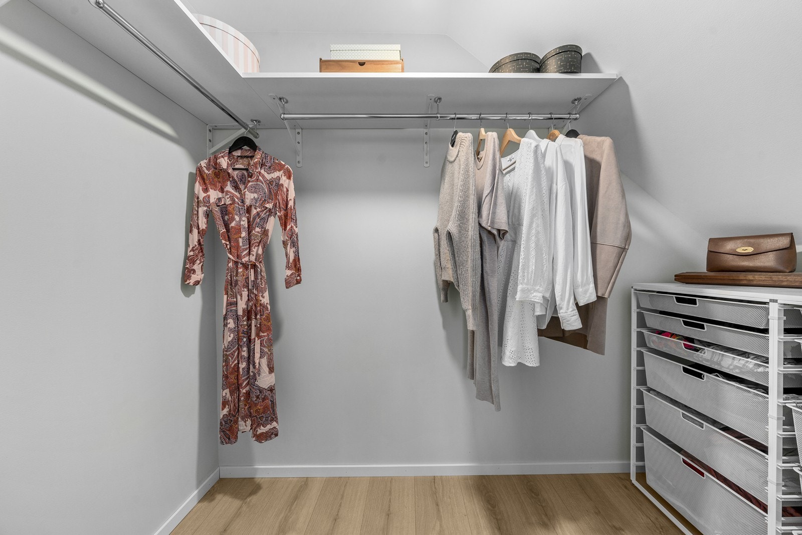 I tilknytning til rommet er det en praktisk walk-in garderobe. Galleribilde