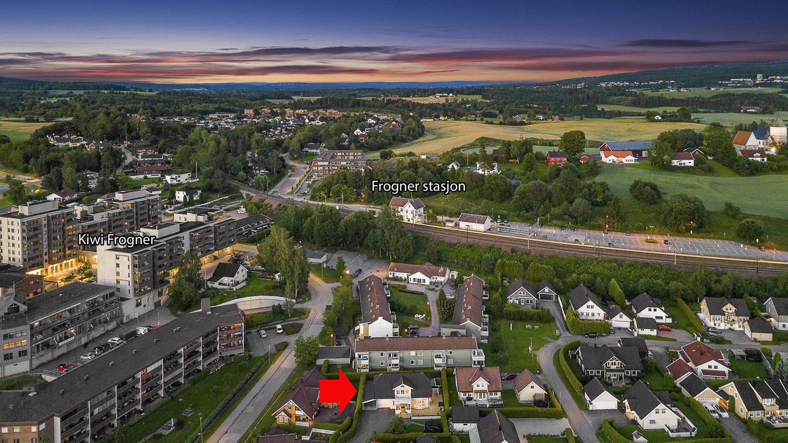 Eneboligen ligger i et hyggelig boligfelt på Frogner, med kort vei til stasjonen med halvtimesavganger mot Lillestrøm og Oslo. Galleribilde