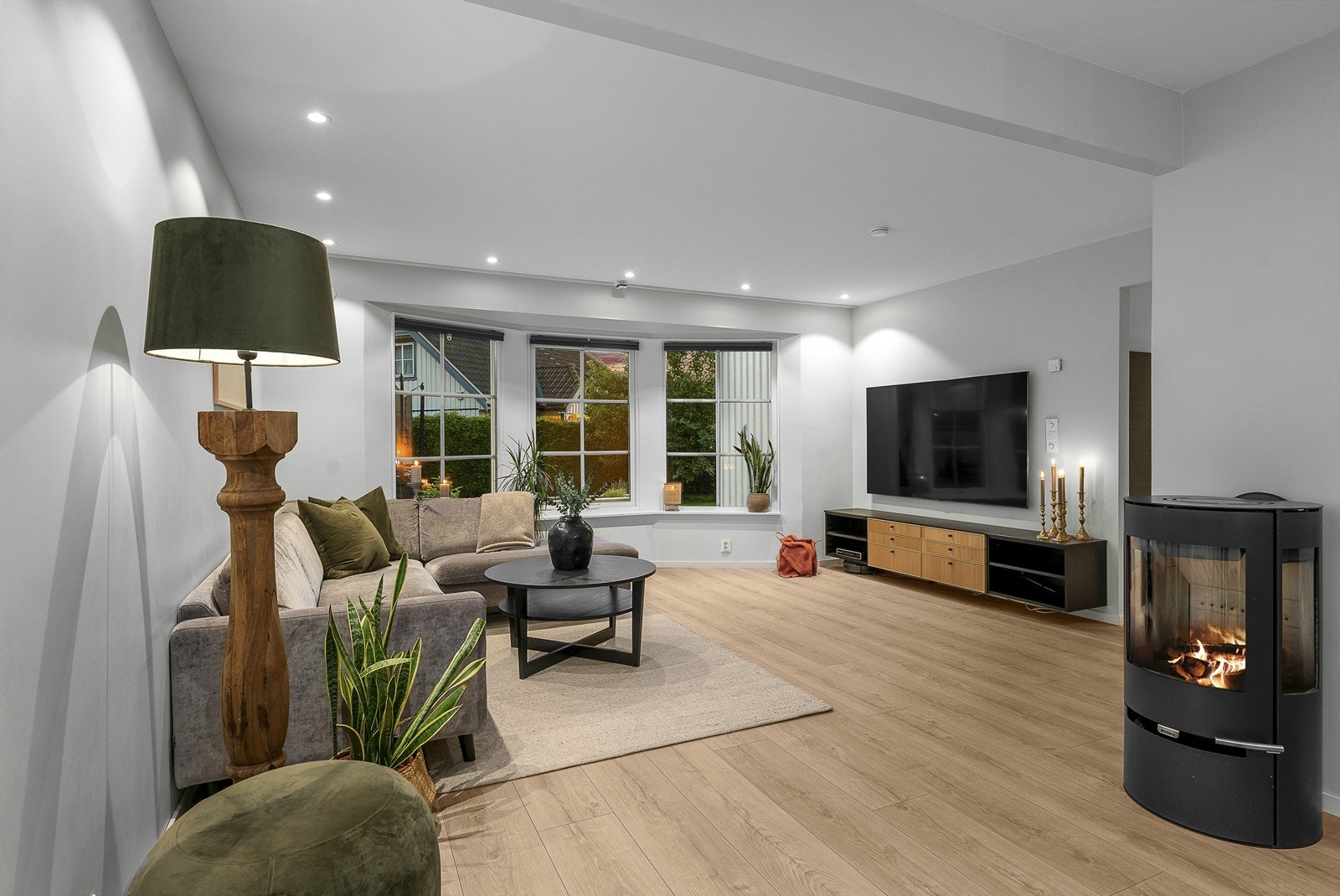 Stuen er tildelt store deler av arealet i første etasje, og fremstår som boligens samlingspunkt. Galleribilde