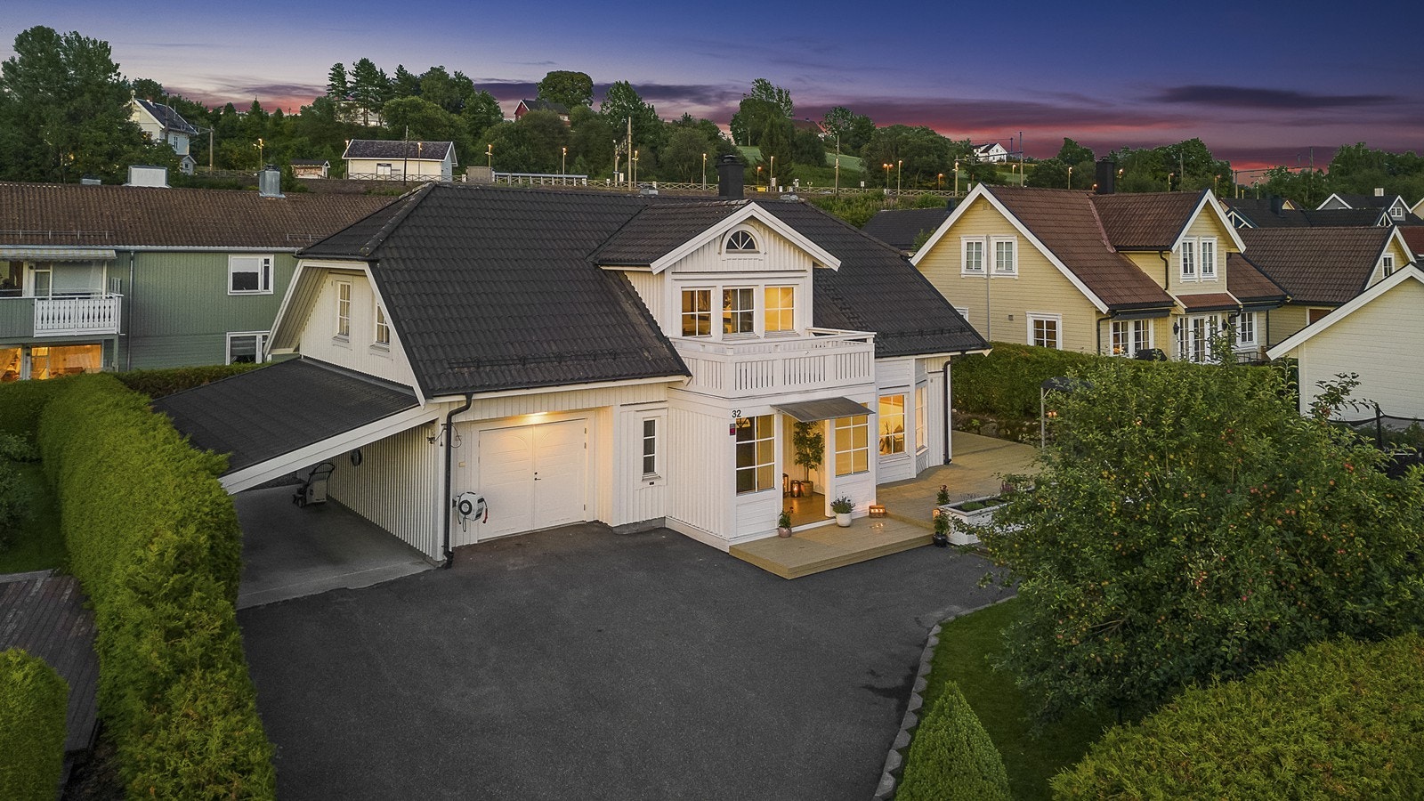 Parkeringsmuligheter både ute og under tak, med garasje og carport. Galleribilde