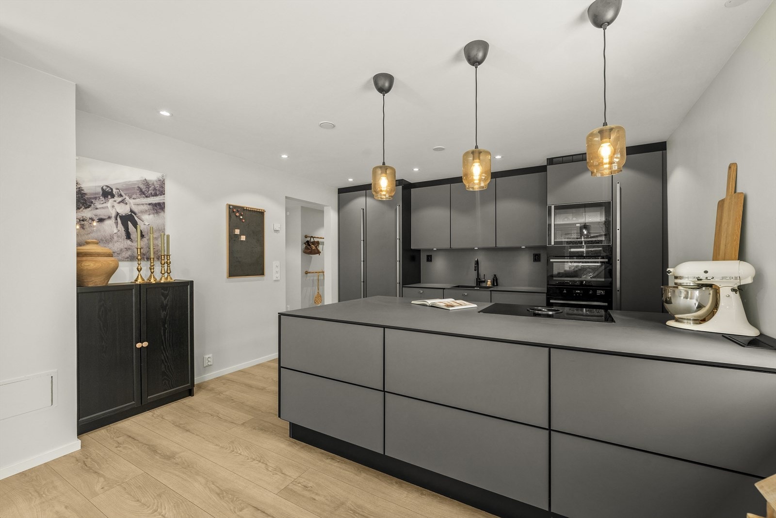 Et kjøkken av høy kvalitet med alt en skulle trenge i hverdagen. Galleribilde