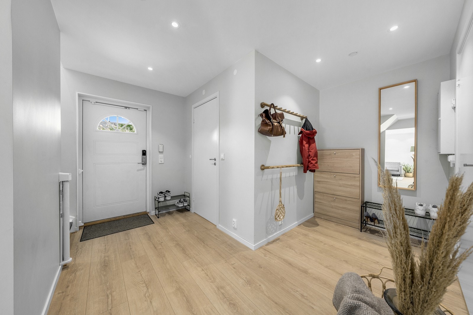 Velkommen inn! Det er godt med oppbevaringsmuligheter i entréen. Galleribilde