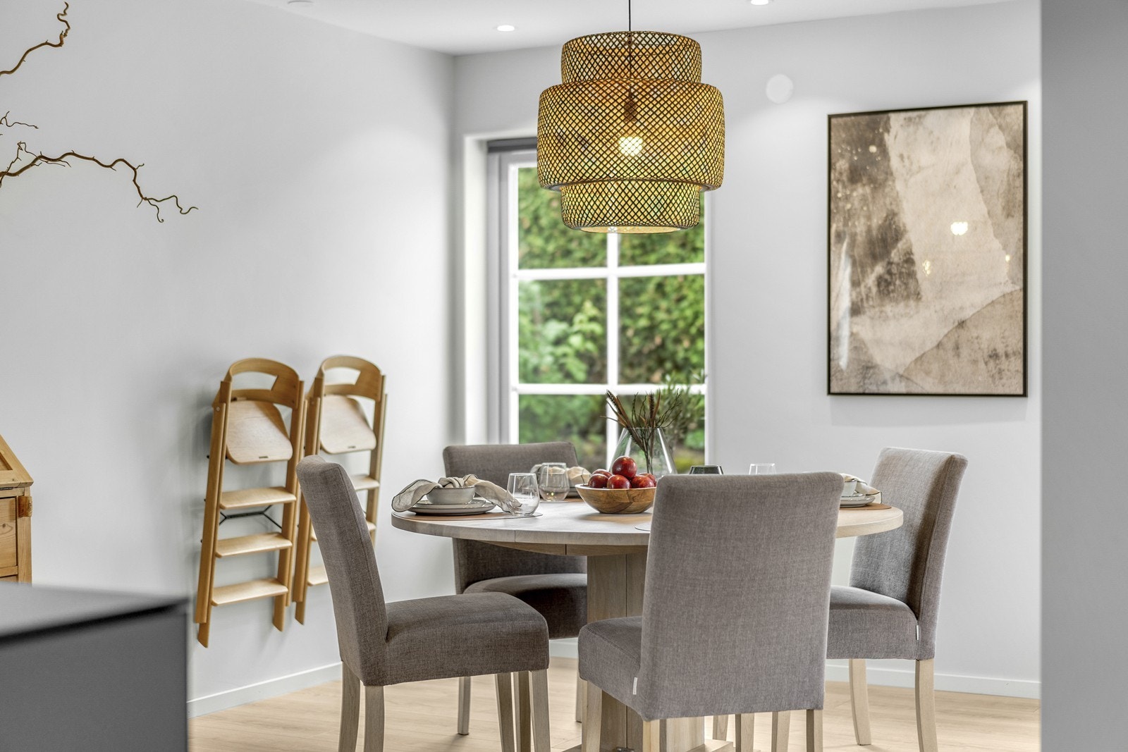 Mellom stuen og kjøkkenet finner du en flott spisestue - perfekt for lystige lag. Galleribilde