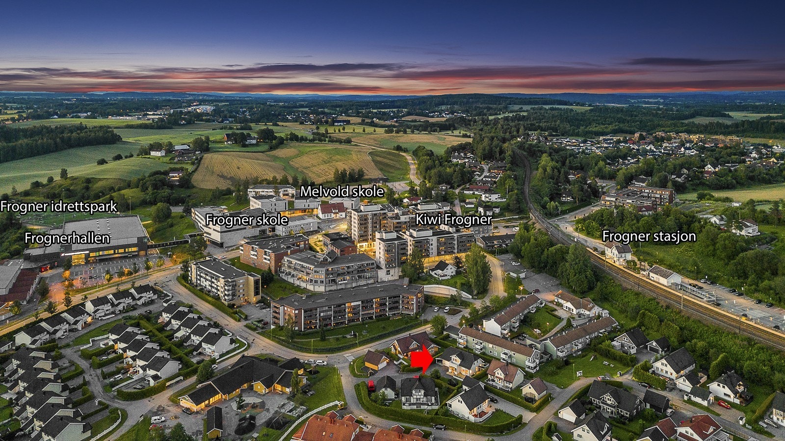 Du har gangavstand til både skole, dagligvare, idrettspark, svømmehall, apotek og spisesteder. Galleribilde