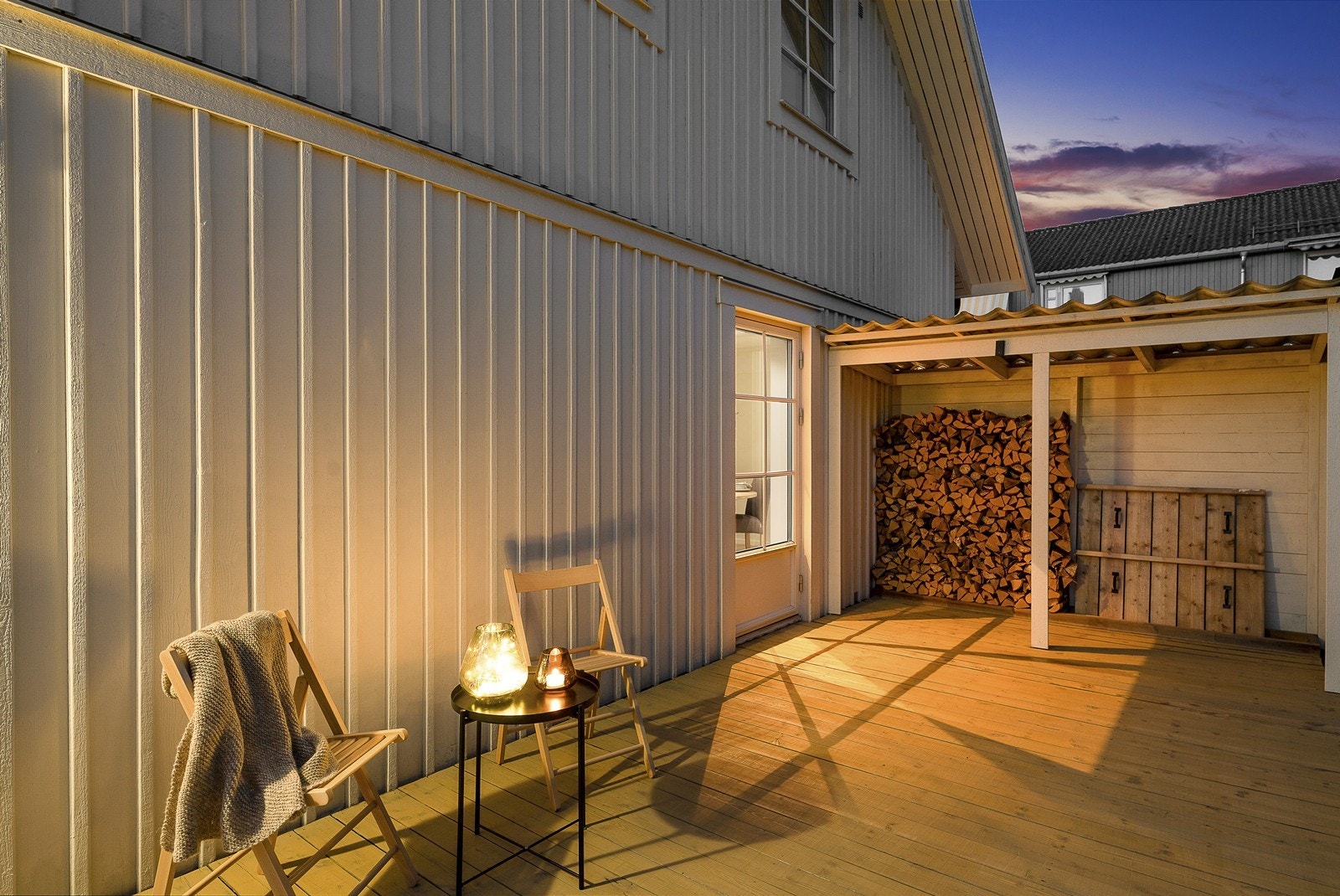 Tomten og utearelene er meget pent opparbeidet. Galleribilde