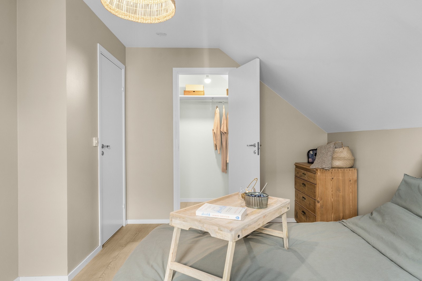 Soverommet er smakfullt innredet med 1-stavs laminatgulv og vegger malt i en dus trendfarge. Galleribilde