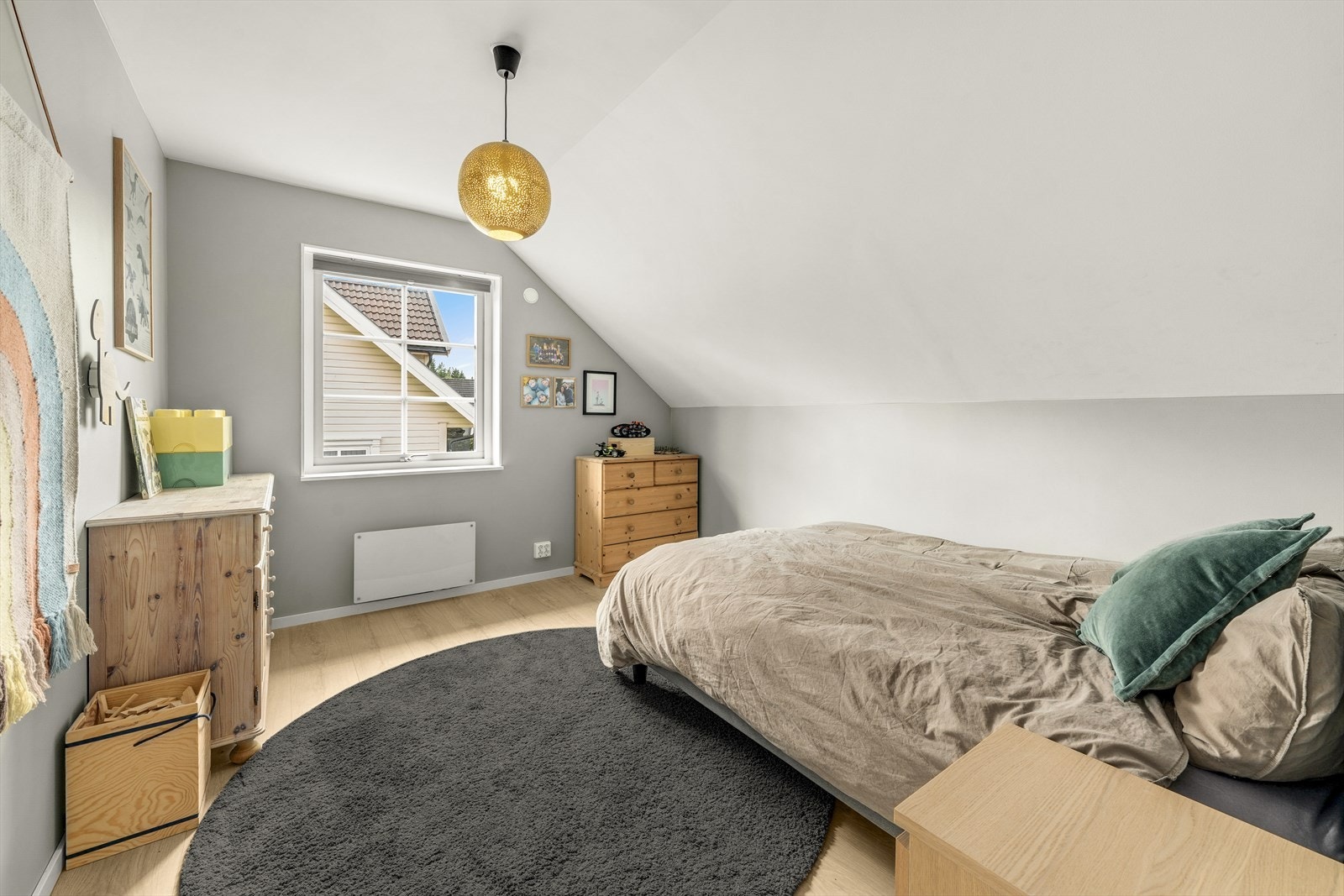 De 3 øvrige soverommene er av god størrelse, med plass til seng, oppbevaring og leker. Galleribilde