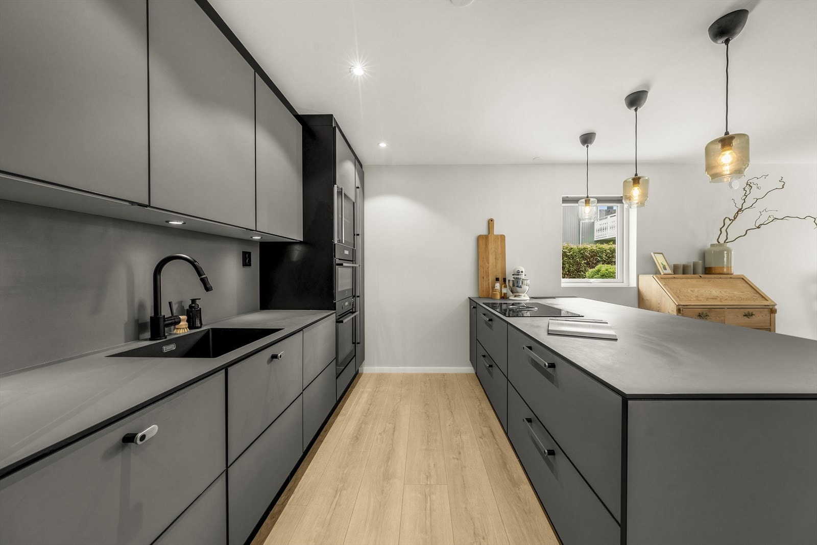 Størrelsen gjør det mulig for at flere personer kan stå for matlagingen. Galleribilde