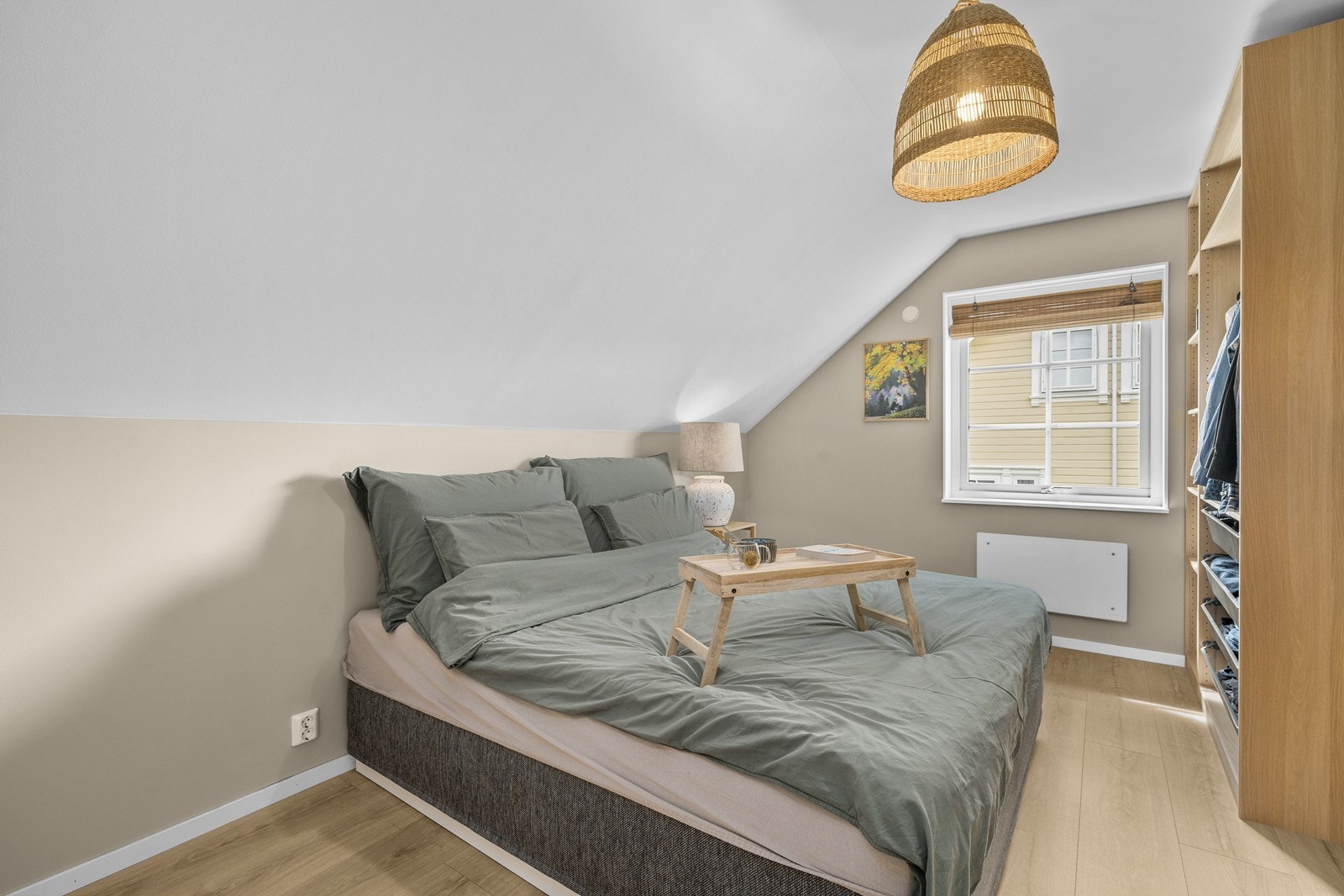 Hovedsoverommet har en god størrelse med plass til både dobbeltseng og garderobeløsninger. Galleribilde