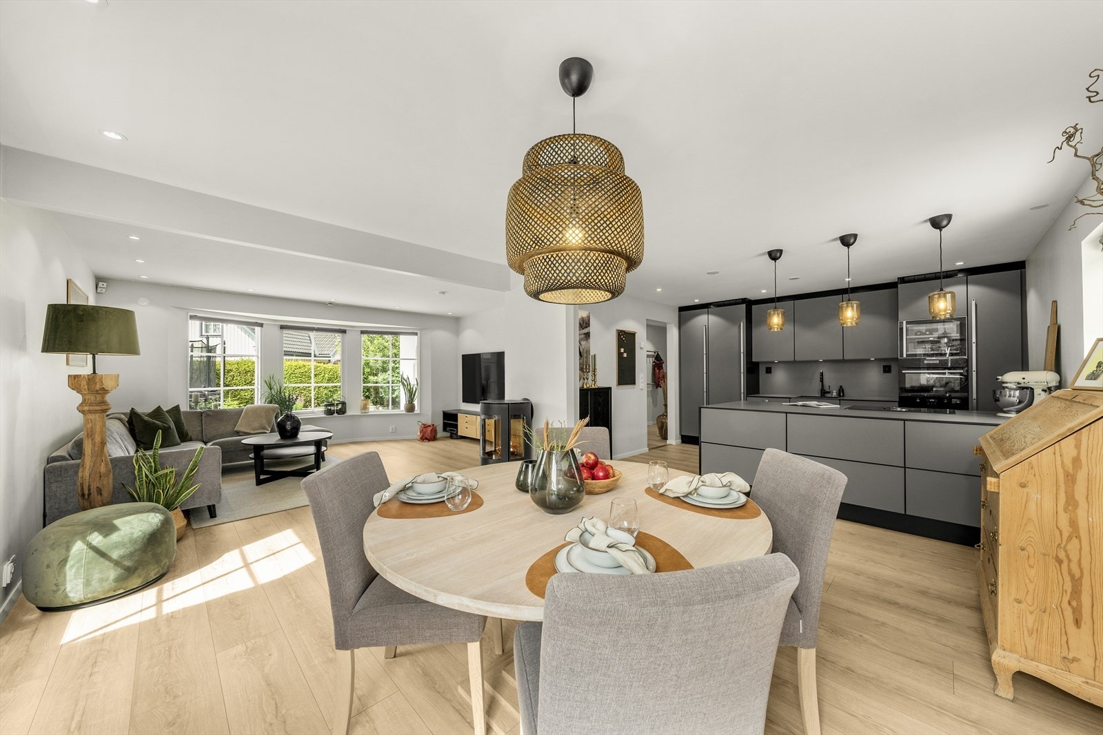 Den åpne kjøkkenløsningen er perfekt for deg som er sosial, og liker å ha middagsgjester. Galleribilde