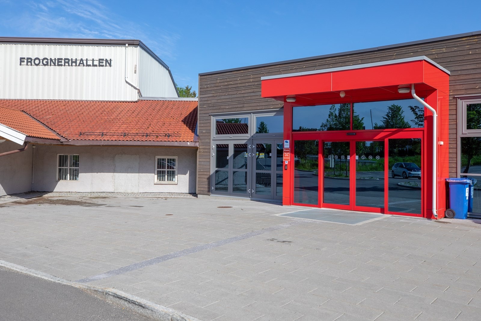 Frognerhallen ligger noen få minutters gange unna, og består av flere baner både inne og utendørs. Her ligger det også postkontor. Galleribilde