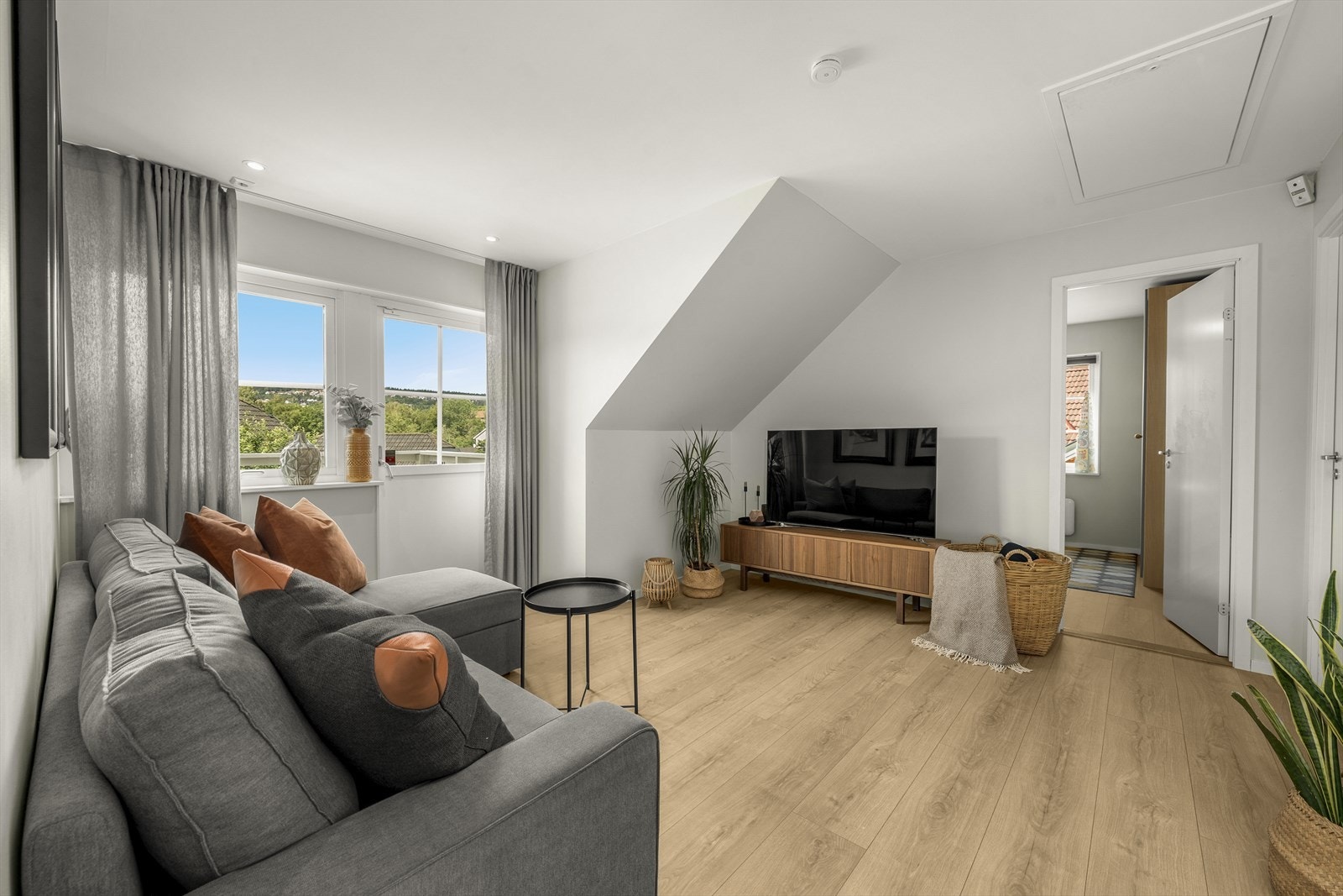 Loftstuen passer ypperlig som TV-stue, gamingrom eller innredet som lesekrok. Galleribilde