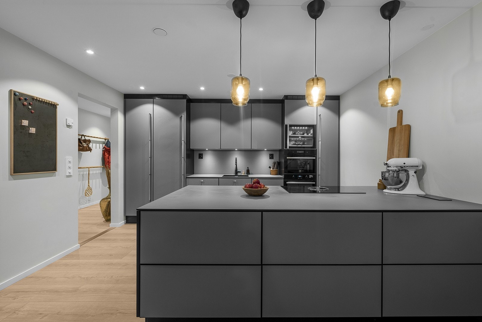 Det lekre og stilrene kjøkkenet var nytt i 2019. Det er integrert kjøleskap, komfyr, platetopp, vinskap og oppvaskmaskin. Fin belysning i tak. Galleribilde