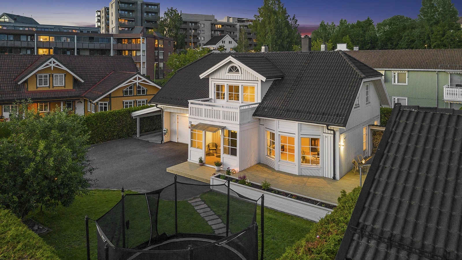 Terrassen er sydvestvendt, og balkongen er vestvendt, så her har du sol store deler av dagen. Galleribilde