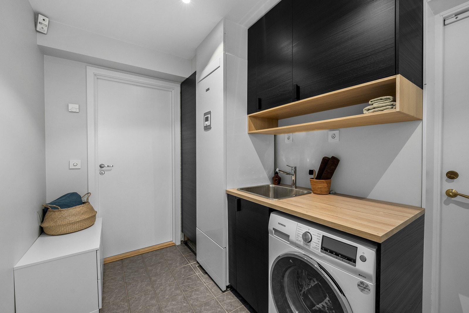 Det finnes også et praktisk vaskerom, med godt med oppbevaringsplass. Galleribilde