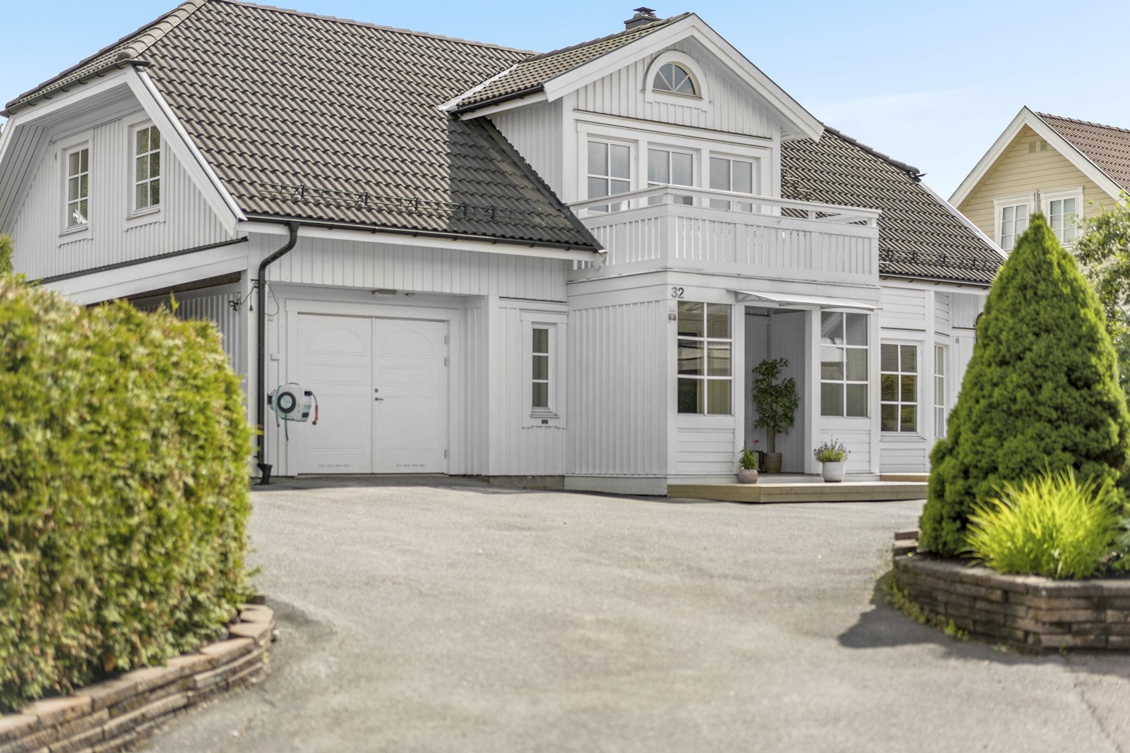 Dette er en moderne og praktfull bolig med stor uteplass, 4 soverom, og lekre farge- og materialvalg. Galleribilde