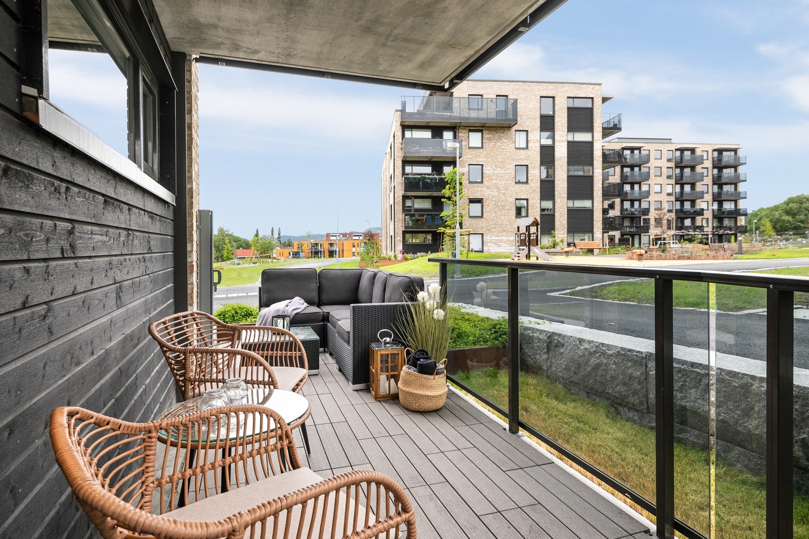 Romslig terrasse. Her er det godt med plass til stor sittegruppe. Galleribilde