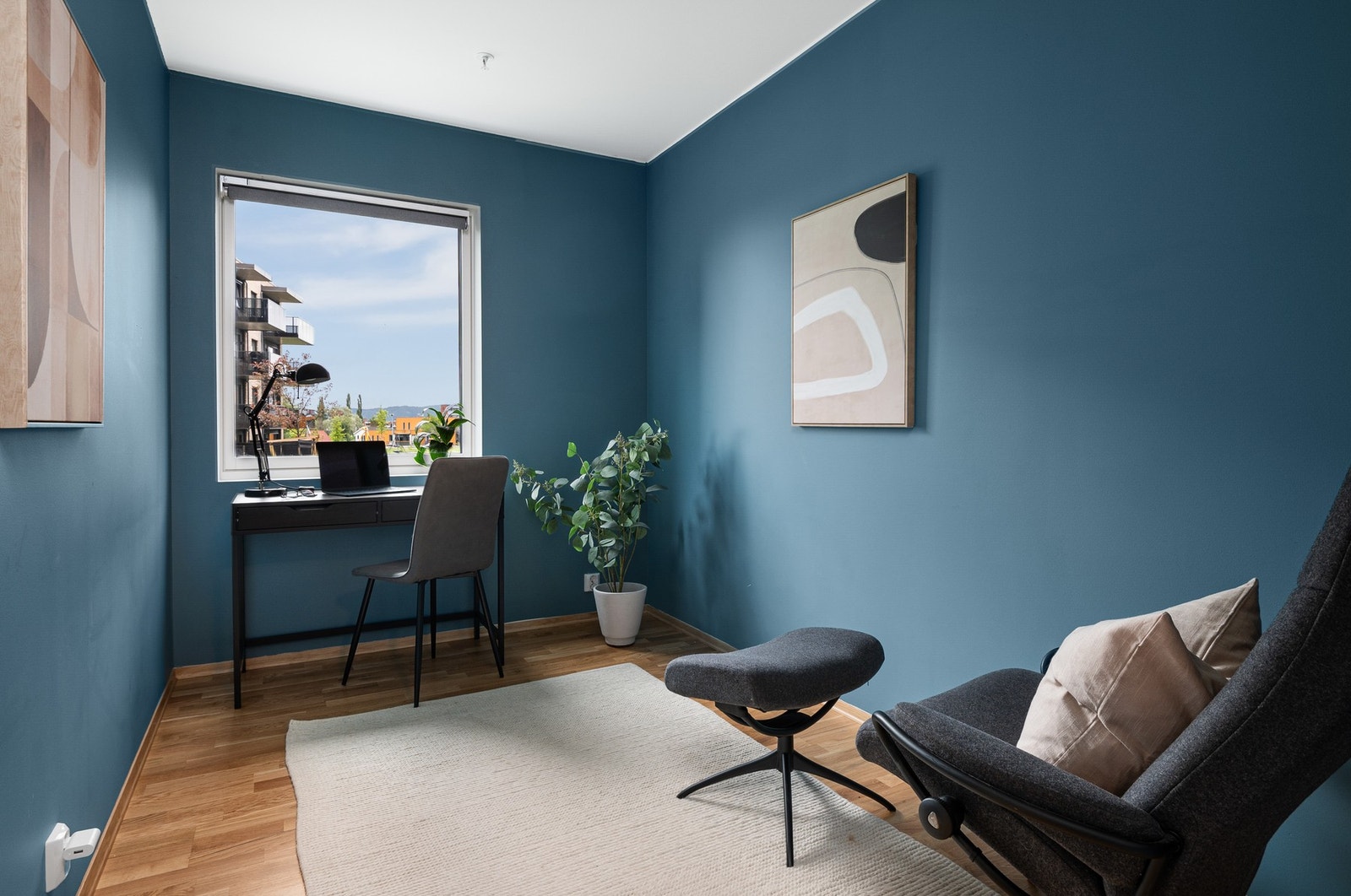 Soverom 2 måler 8 kvm. og er malt i en behagelig blåtone. Rommet kan fint benyttes som hjemmekontor dersom det ikke er behov for 2 soverom. Galleribilde