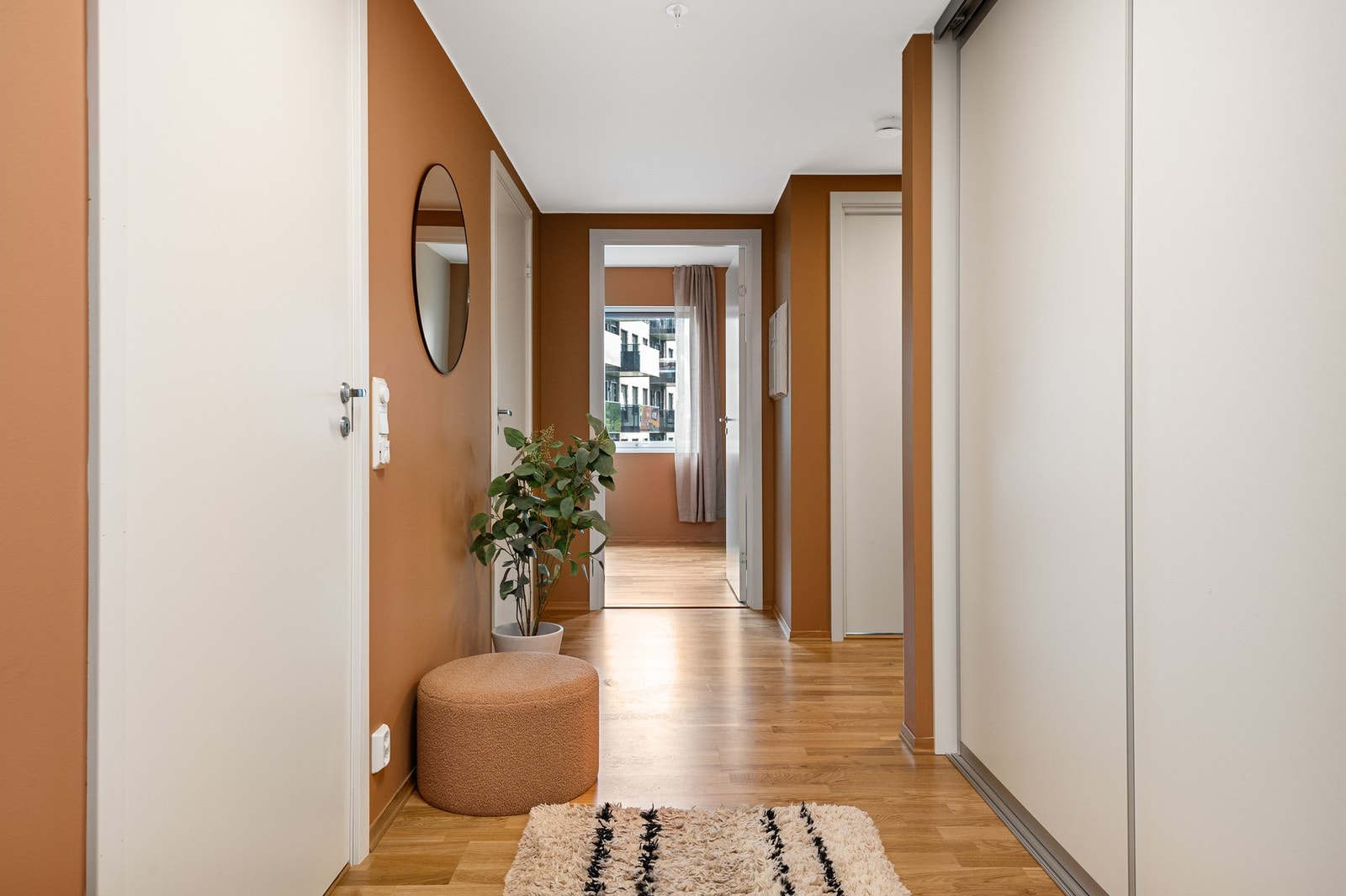 Leiligheten har en pen og innbydende entre på 11 kvm. Stor skyvedørsgarderobe. Galleribilde