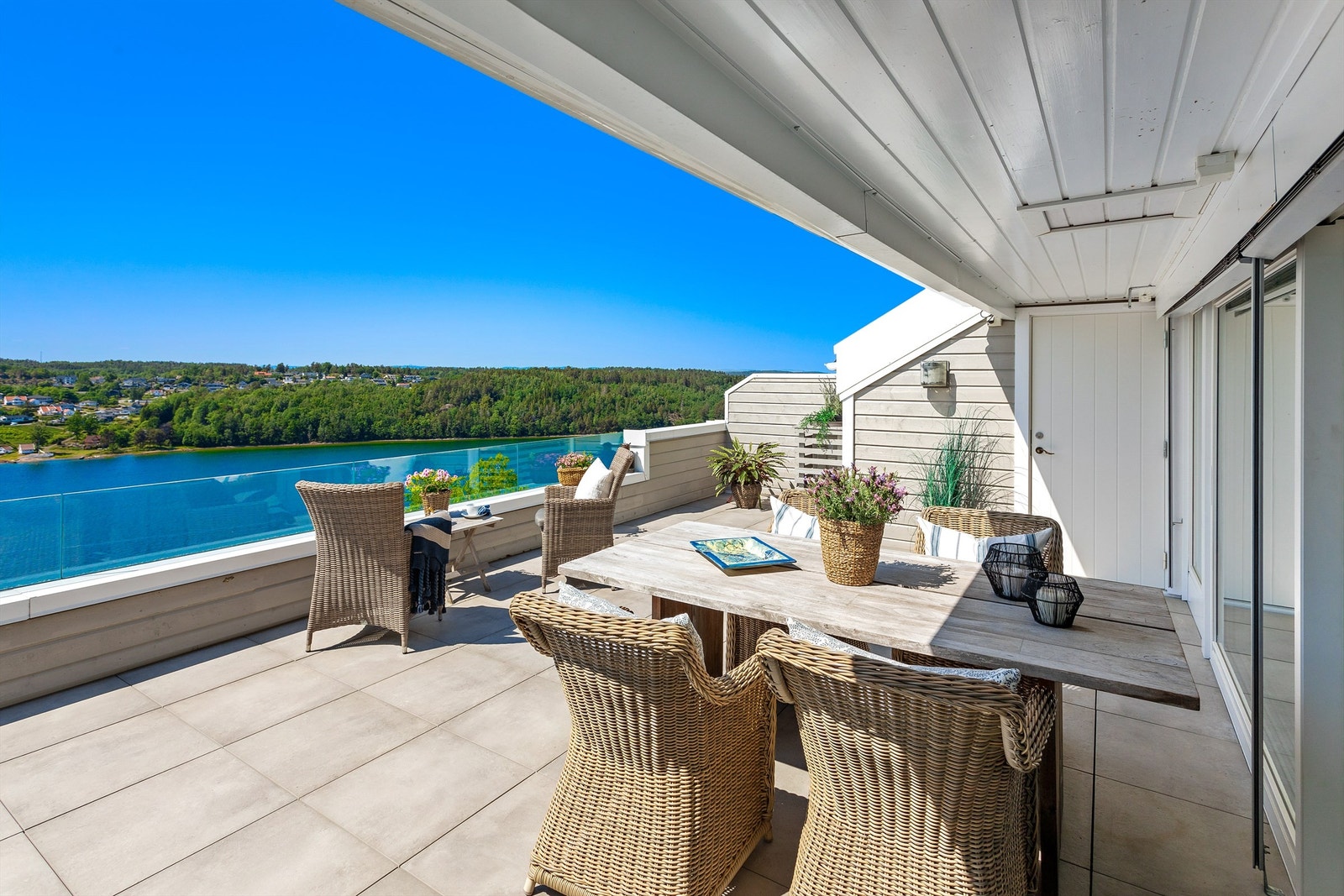 Terrassen er delvis overbygget og har tilkomst til bod Galleribilde