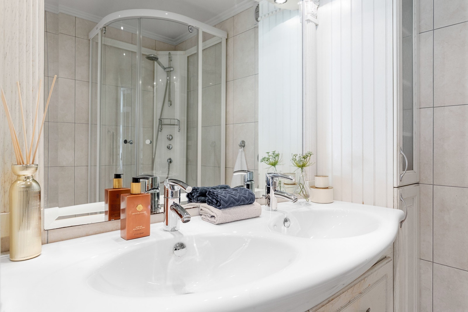 Bad ved hovedsoverommet på øvre plan Galleribilde