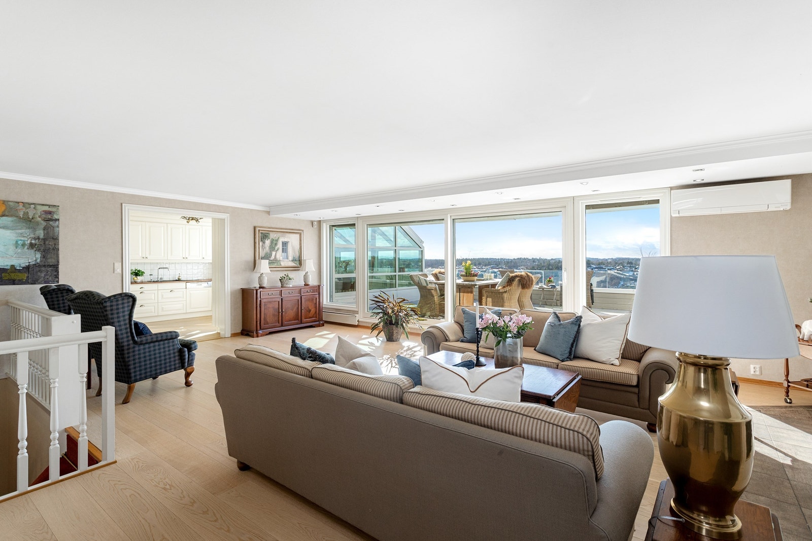 En innbydende og romslig stue med skyvedør ut til terrassen med unike sol og utsiktsforhold! Galleribilde