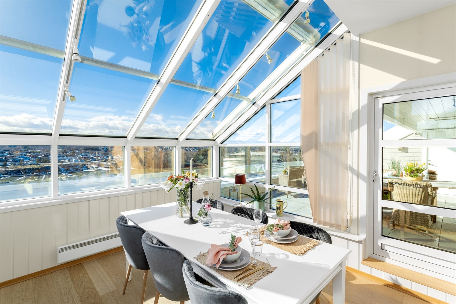 Spiseavdeling i kjøkken med utgang til terrasse Galleribilde