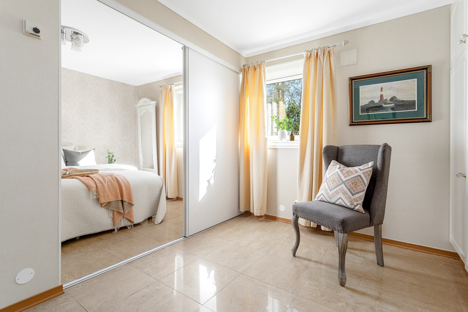 Omkledningsrom ved soverom på nedre plan Galleribilde