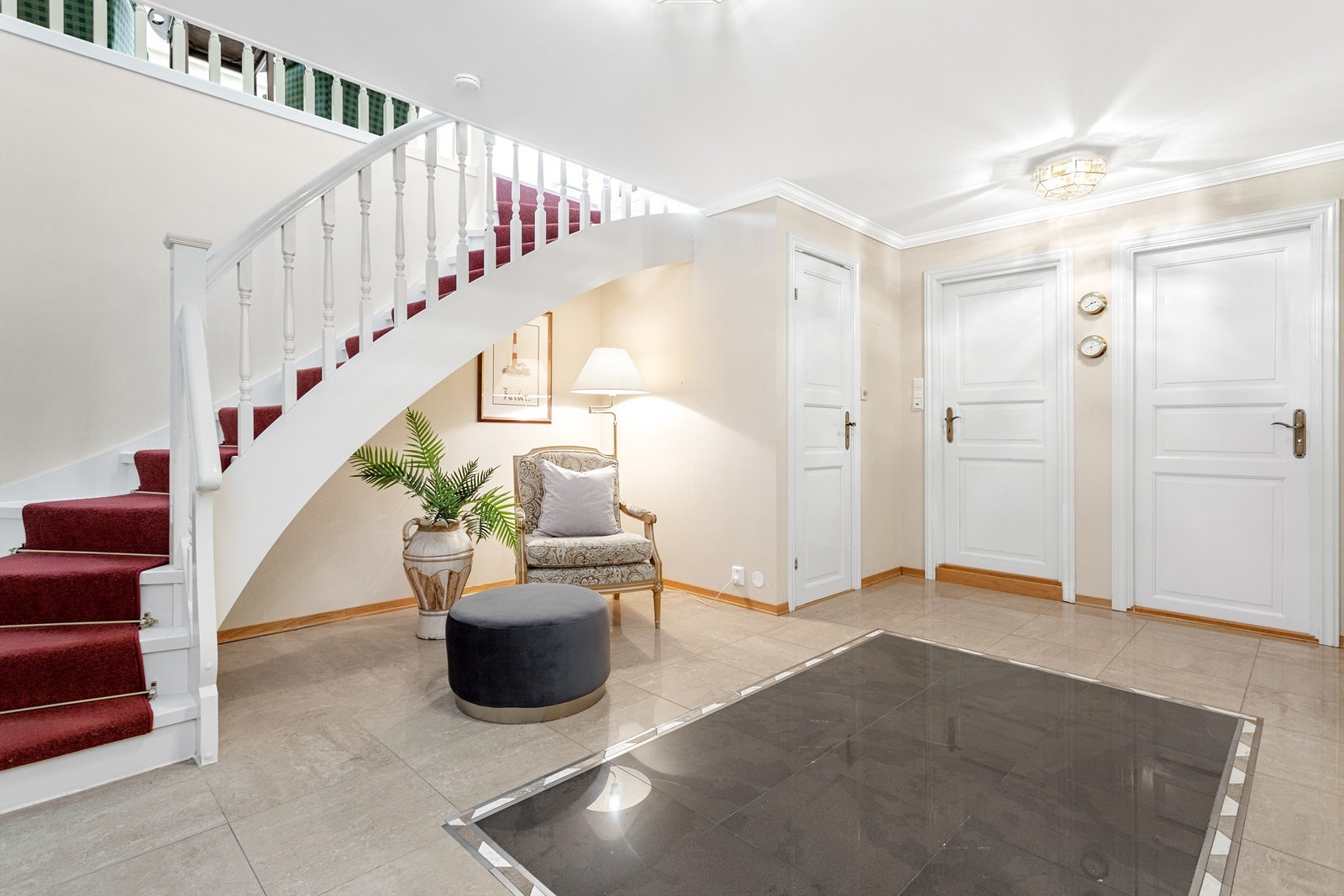 Hall med pent trappeløp opp til hovedplanet Galleribilde