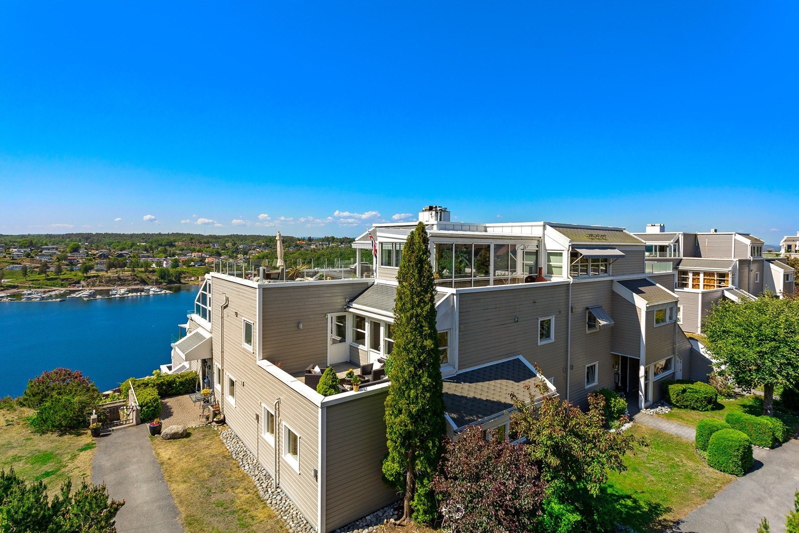 En super endebeliggenhet, leiligheten går over 2 plan og har supre uteplasser på terrasser både mot øst og vest Galleribilde