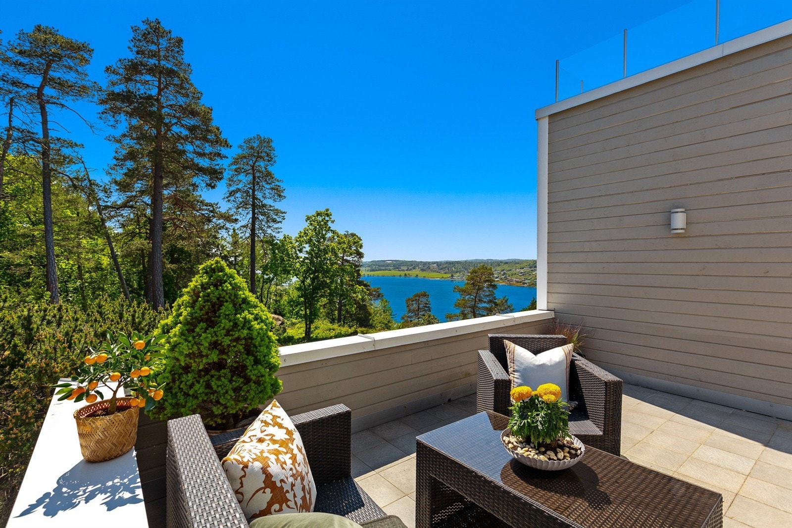 Det er sol fra tidlig morgen til seneste kveld i leiligheten som har nydelige uteplasser på 2 terrasser og ved inngangspartiet Galleribilde