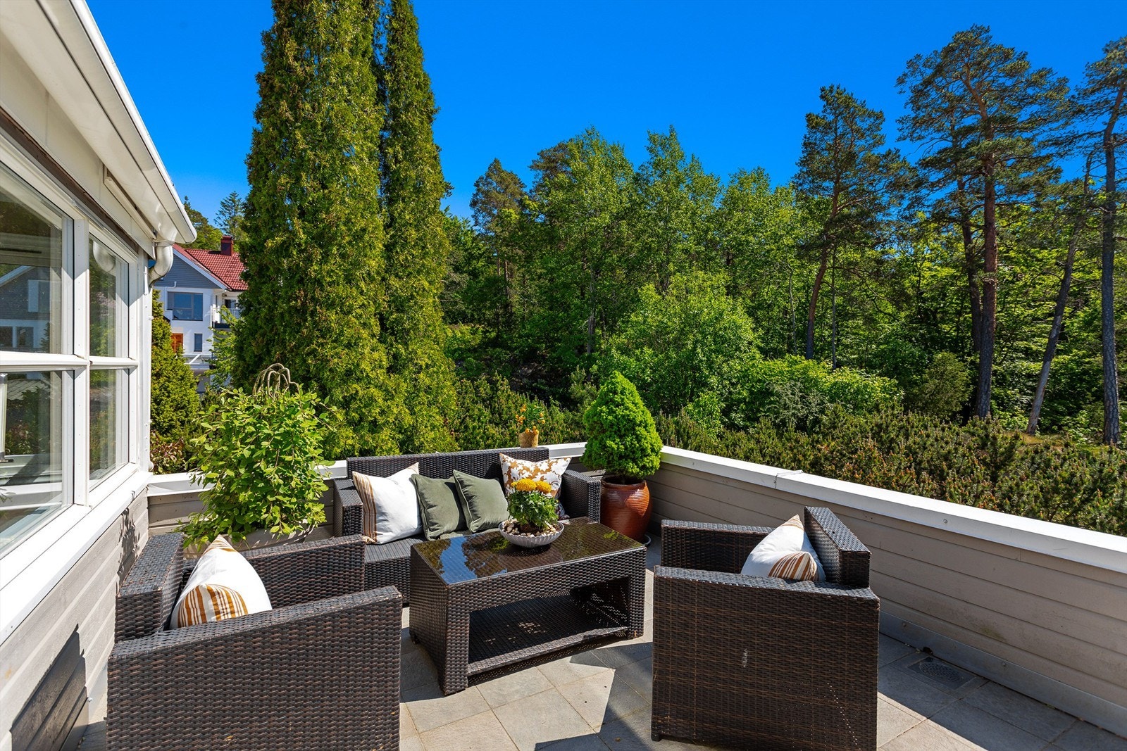 Sydøstvendt terrasse utenfor hovedsoverommet og vaskerom Galleribilde