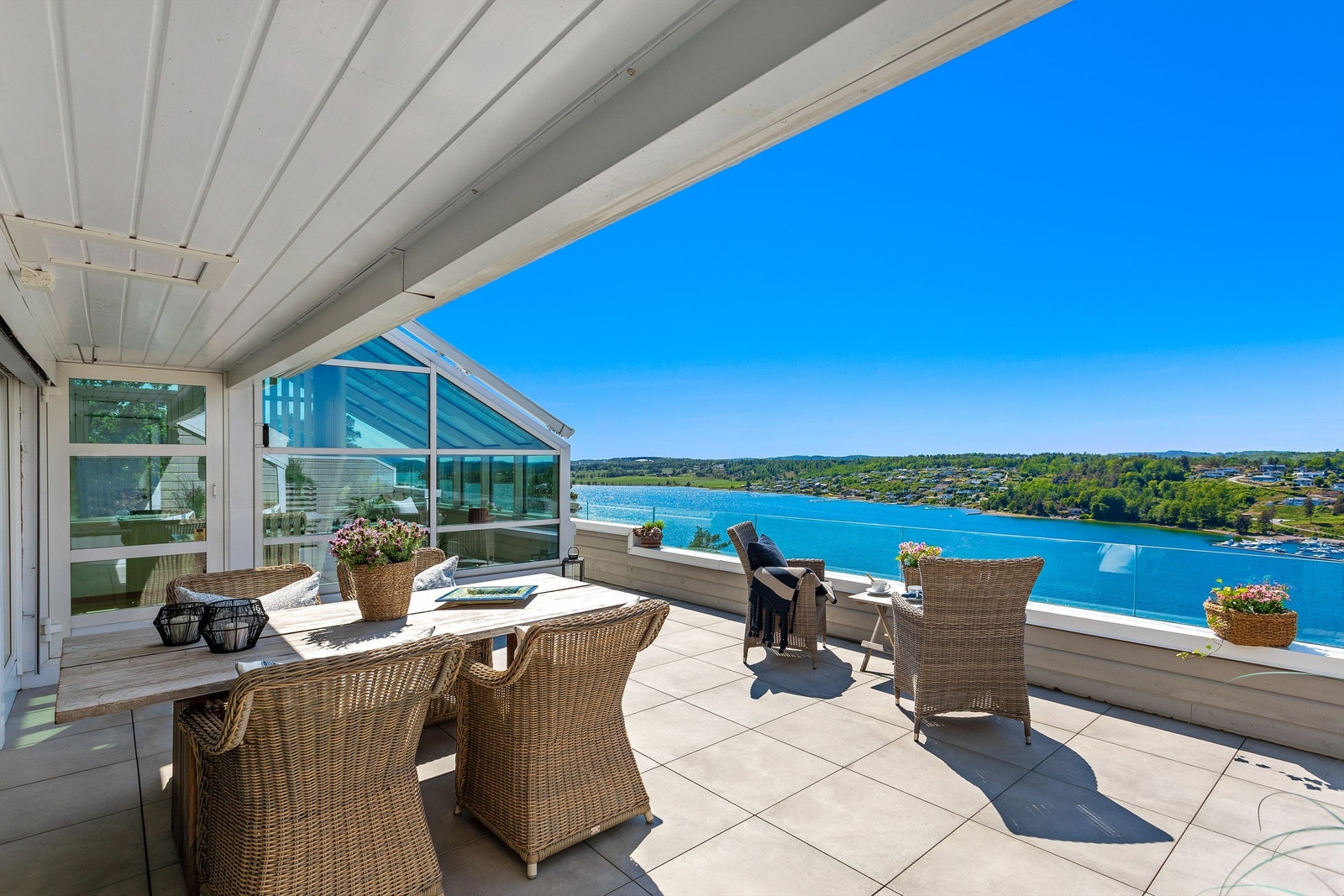 Terrassen har stor markise - et fantastisk uterom i sommerhalvåret Galleribilde