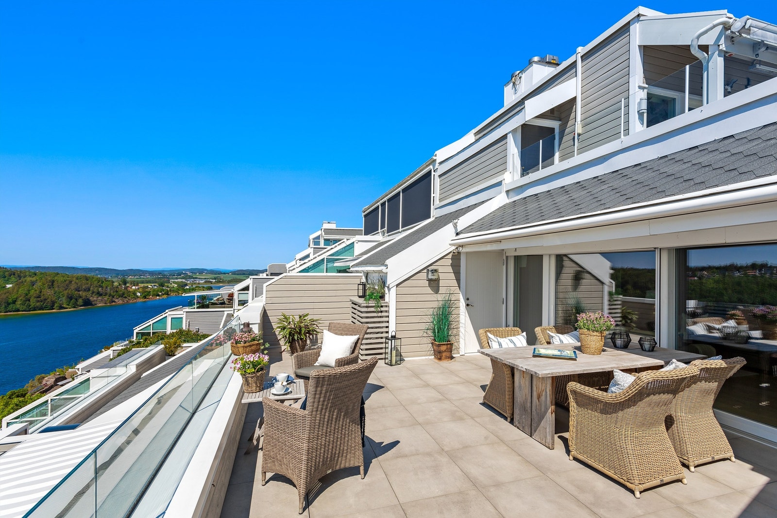 Den store terrassen har flott plass til utemøblement Galleribilde