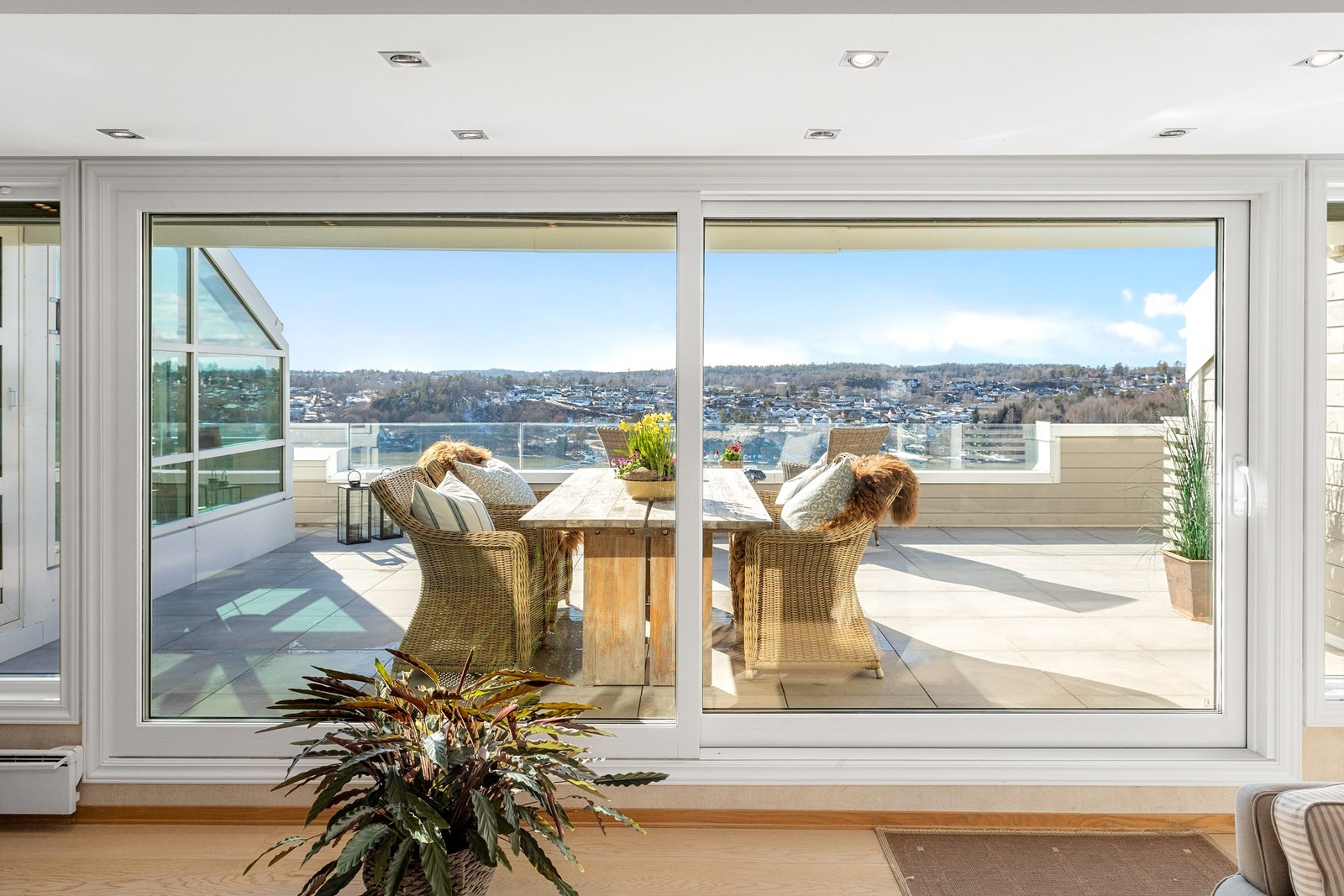 Stue med skyvedør ut til terrassen Galleribilde