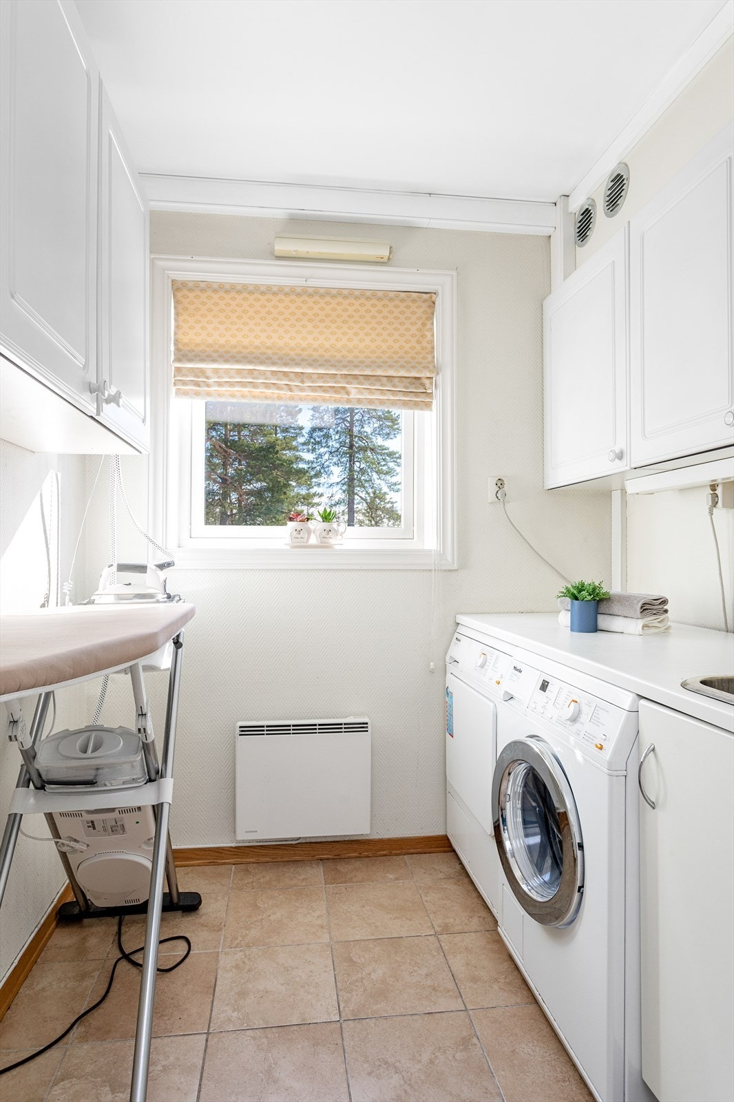 Vaskerom/"grovkjøkken" med utgang til sydøstvendt terrasse Galleribilde