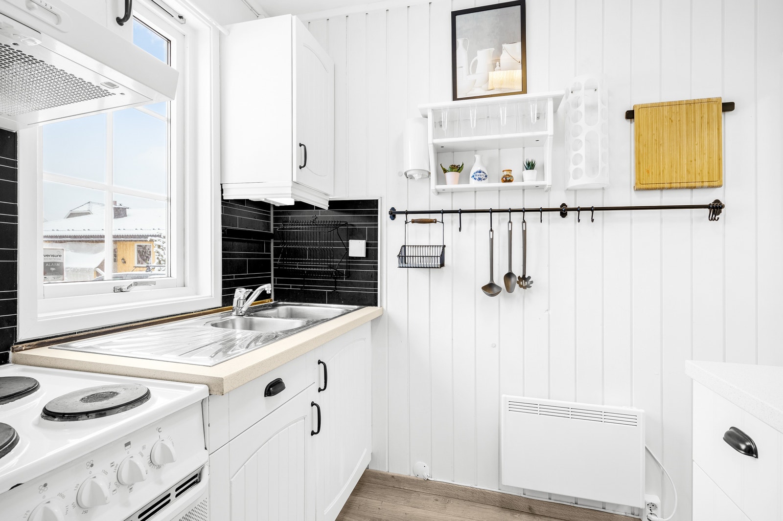 Kjøkken oppvask og vindu mot hage Galleribilde