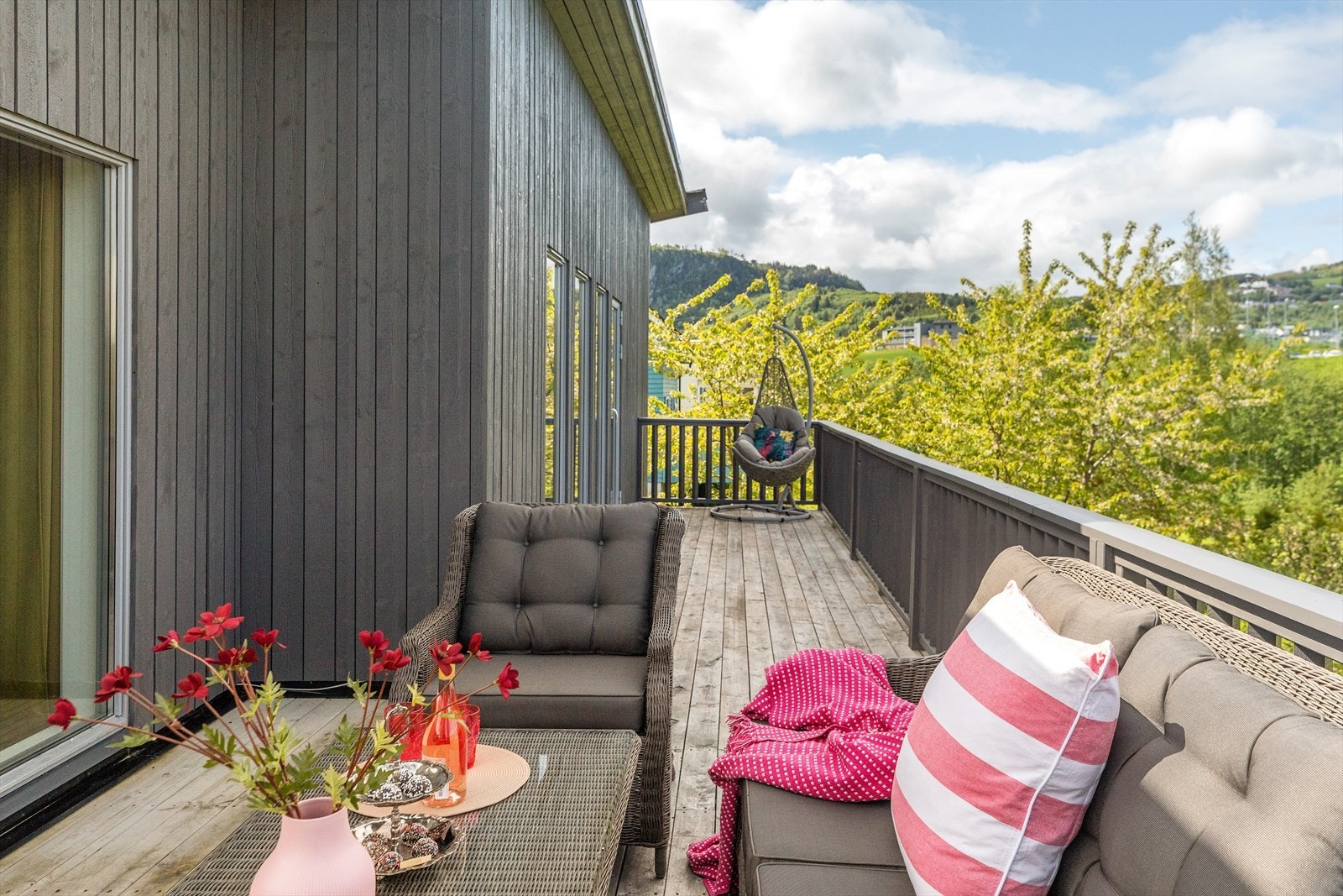 Verandaen peker mot nordvest, noe som sørger for fantastiske solforhold. Galleribilde