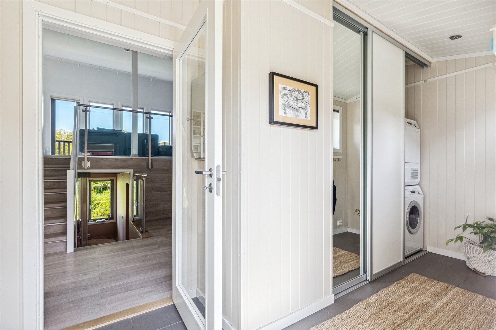 Entré er på 8 m², med integrert vaskeromsløsning. Rommet ble oppusset i 2012. Galleribilde