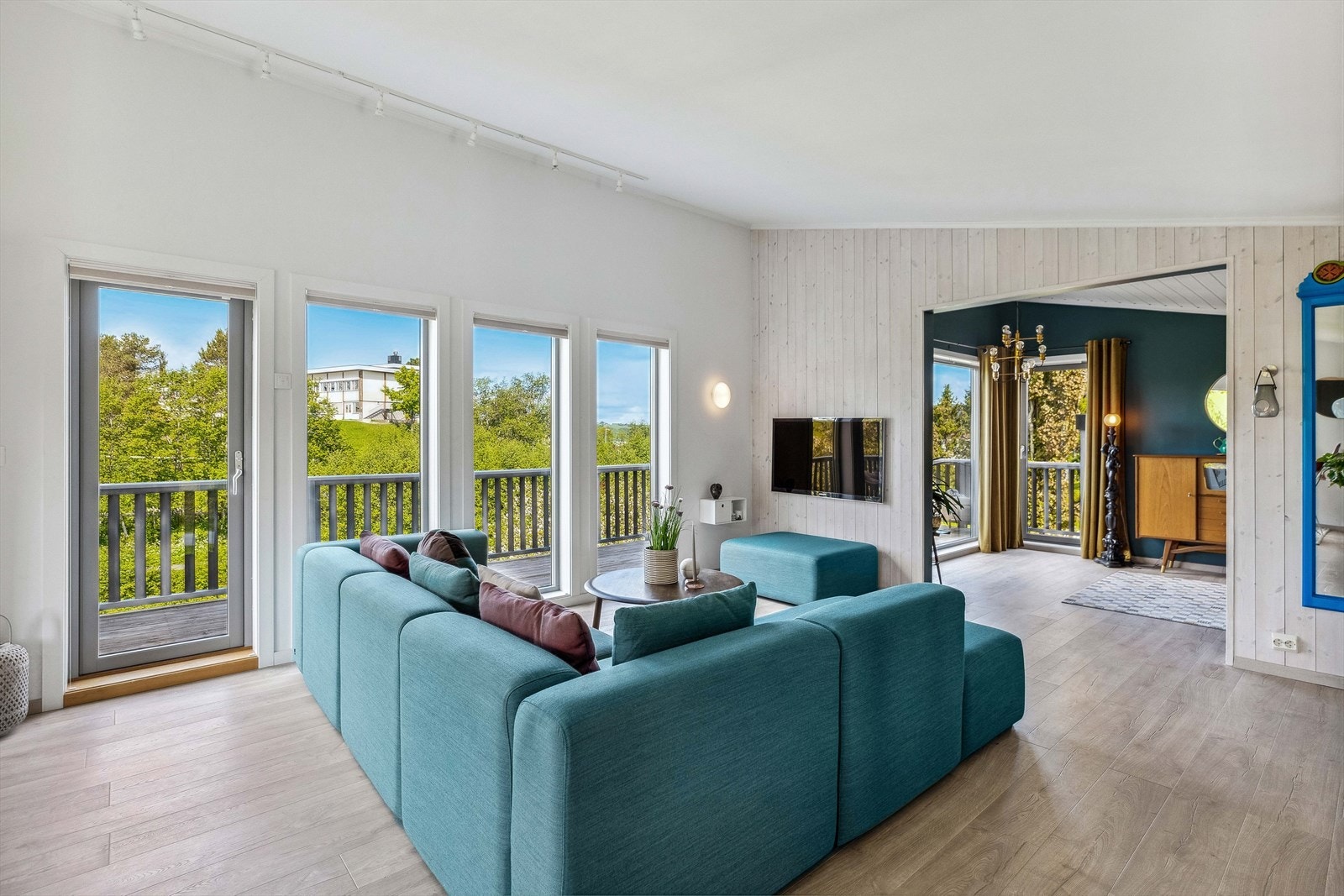 En utstrakt bruk av store vindusflater og god takhøyde gir rommet særpreg og en luftig følelse. Herfra ser man Gaulosen og over til Byneset. Galleribilde