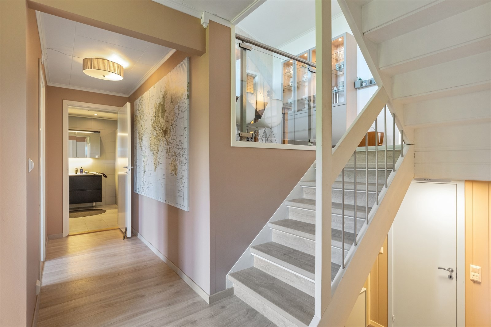 Eneboligen har en god rominndeling, hvor to av soverommene og bad befinner seg i andre halvplan. Galleribilde