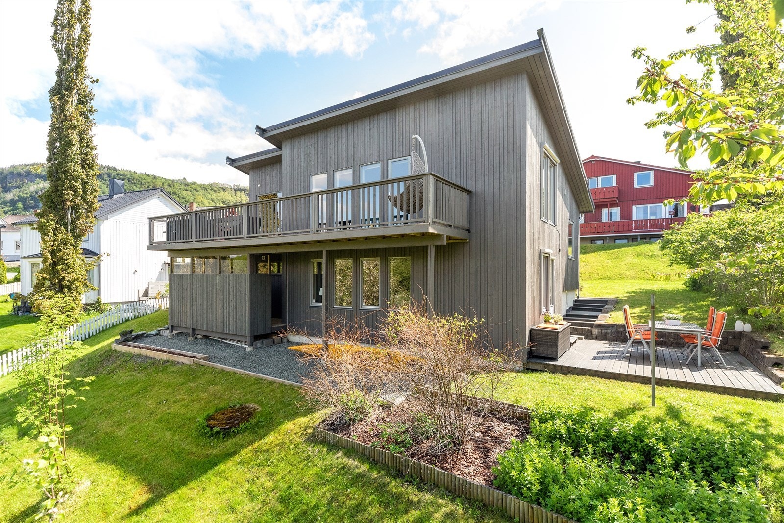 Heimdal Eiendomsmegling v/ Marius Kvalvik og André Holmli Sandnes har gleden av å presentere Elvgata 8 - En flott enebolig, med stor tomt og etterspurt beliggenhet sentralt i Buvika. Galleribilde