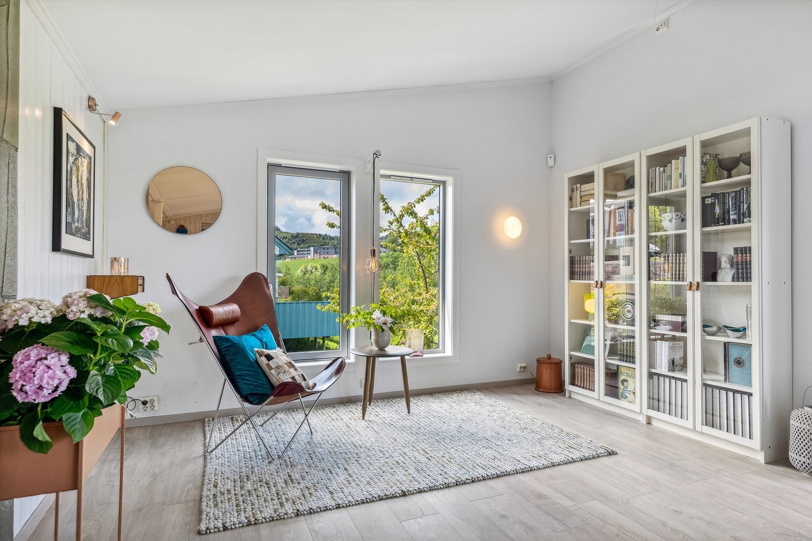 Med en romslig og praktisk planløsning, gir stuen også muligheter for flere møbleringssoner. Her innredet som hyggelig lesekrok. Galleribilde