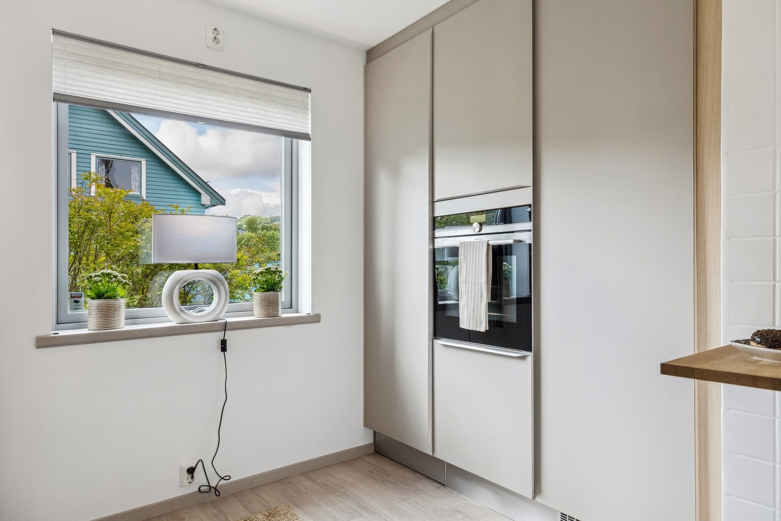 Kjøkkenet har godt med skap- og benkeplass og i tillegg integrerte hvitevarer som stekeovn, induksjonstopp, oppvaskmaskin og kjøleskap. Takstmann har vurdert rommet til TG1. Galleribilde