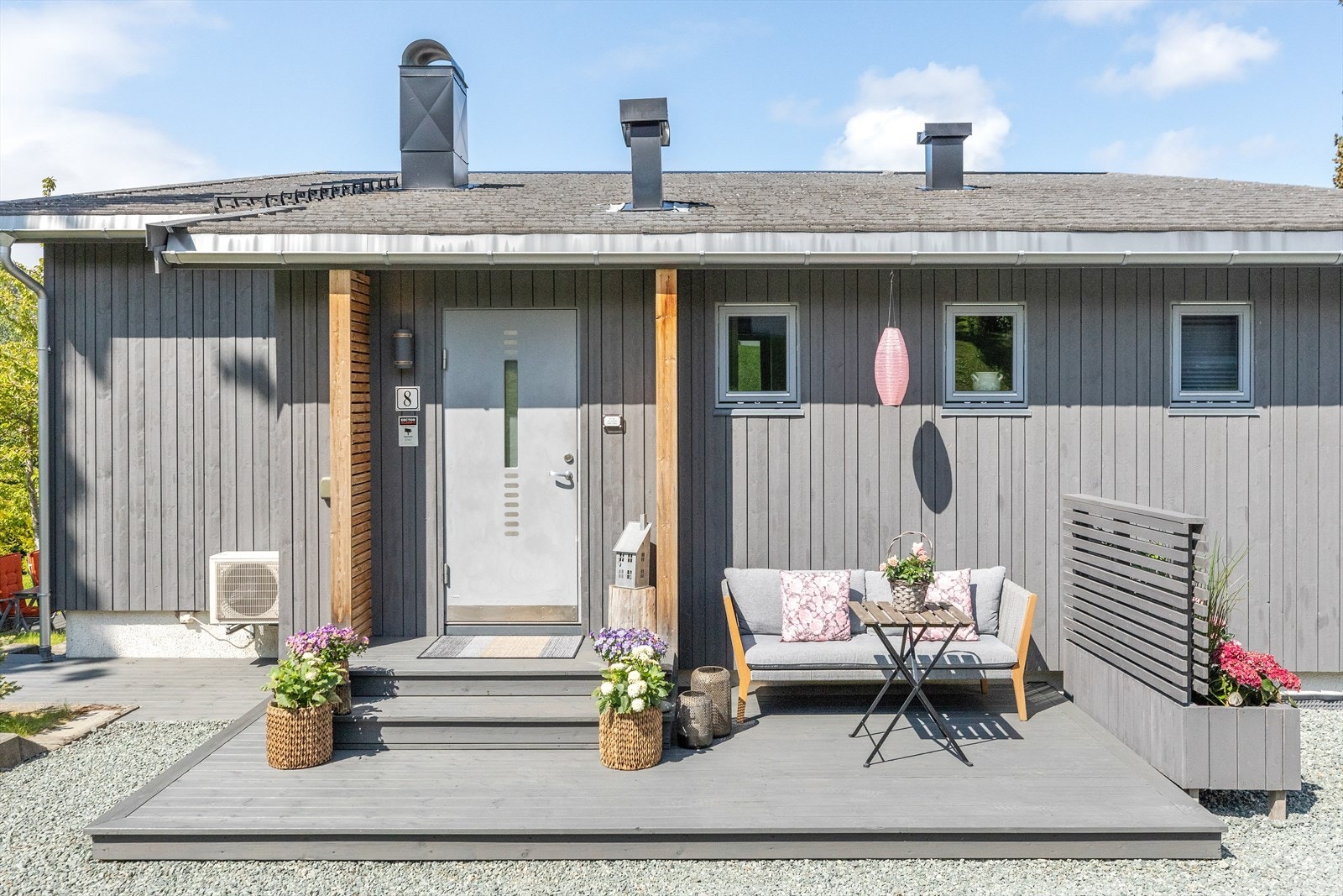 På oversiden av huset er det opparbeidet koselig inngangsparti med plass til en koselig sittegruppe i solkroken. Galleribilde